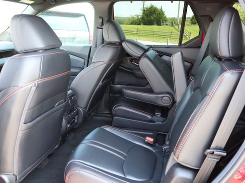 Used 2025 Honda Pilot TrailSport image 18