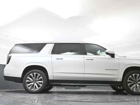 Used 2025 Chevrolet Suburban High Country AWD/4WD image 52