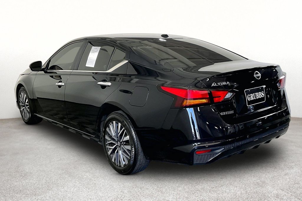 Used 2025 Nissan Altima 2.5 SV FWD image 14