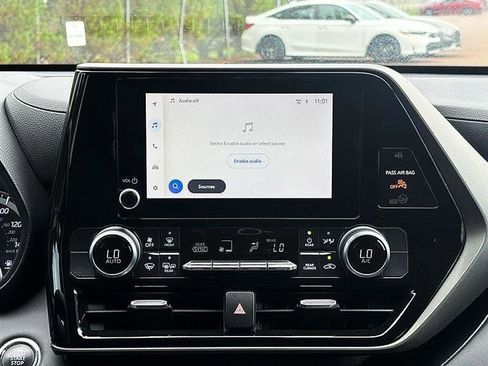 Used 2023 Toyota Highlander LE FWD image 27