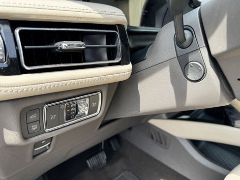 Used 2022 Lincoln Nautilus FWD w/ Premium Package image 10