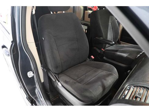 Used 2014 Dodge Grand Caravan SXT FWD image 16