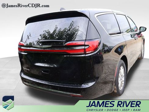 Used 2025 Chrysler Pacifica Select FWD image 16