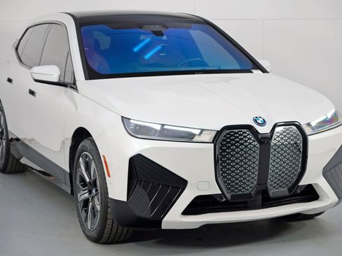 Used 2024 BMW iX xDrive50 w/ Premium Package image 59