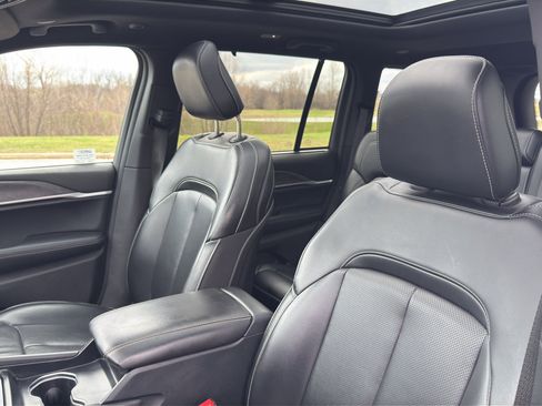 Used 2024 Jeep Grand Cherokee Limited w/ Luxury Tech Group II image 17