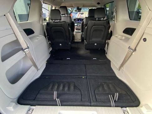 Used 2023 Chrysler Pacifica Touring-L image 26