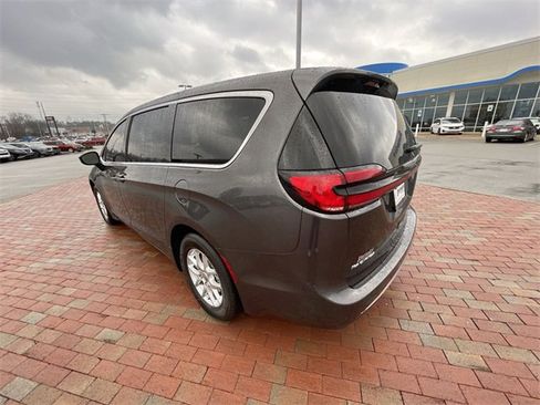 Used 2023 Chrysler Pacifica Touring-L image 32