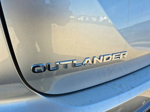 New 2026 Mitsubishi Outlander SE image 13