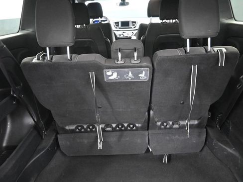 Used 2020 Chrysler Pacifica Touring w/ S Appearance Package FWD image 12
