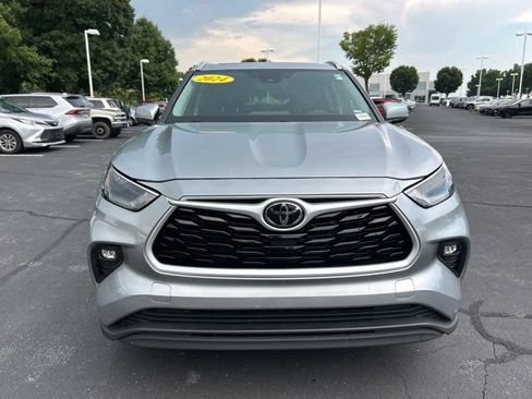 Used 2024 Toyota Highlander XLE AWD/4WD image 2