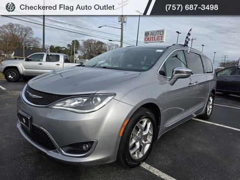 Used 2018 Chrysler Pacifica Limited image 1