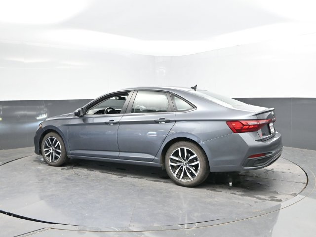 Used 2025 Volkswagen Jetta SE FWD image 8