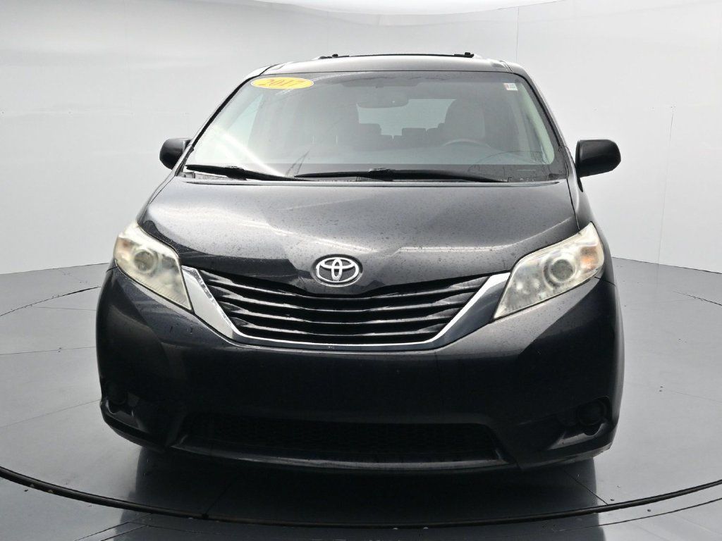 Used 2017 Toyota Sienna LE FWD image 3