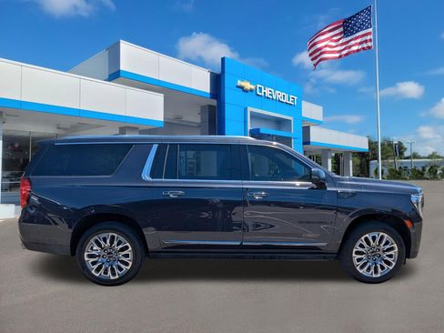 Used 2023 GMC Yukon XL Denali Ultimate AWD/4WD image 3