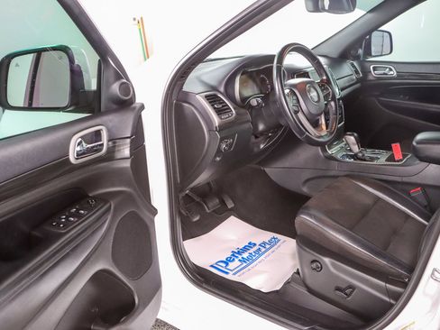 Used 2020 Jeep Grand Cherokee Altitude RWD image 3