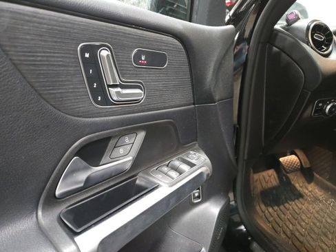 Used 2021 Mercedes-Benz GLB 250 4MATIC image 5