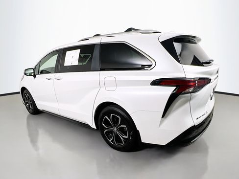 Used 2025 Toyota Sienna Platinum AWD/4WD image 8