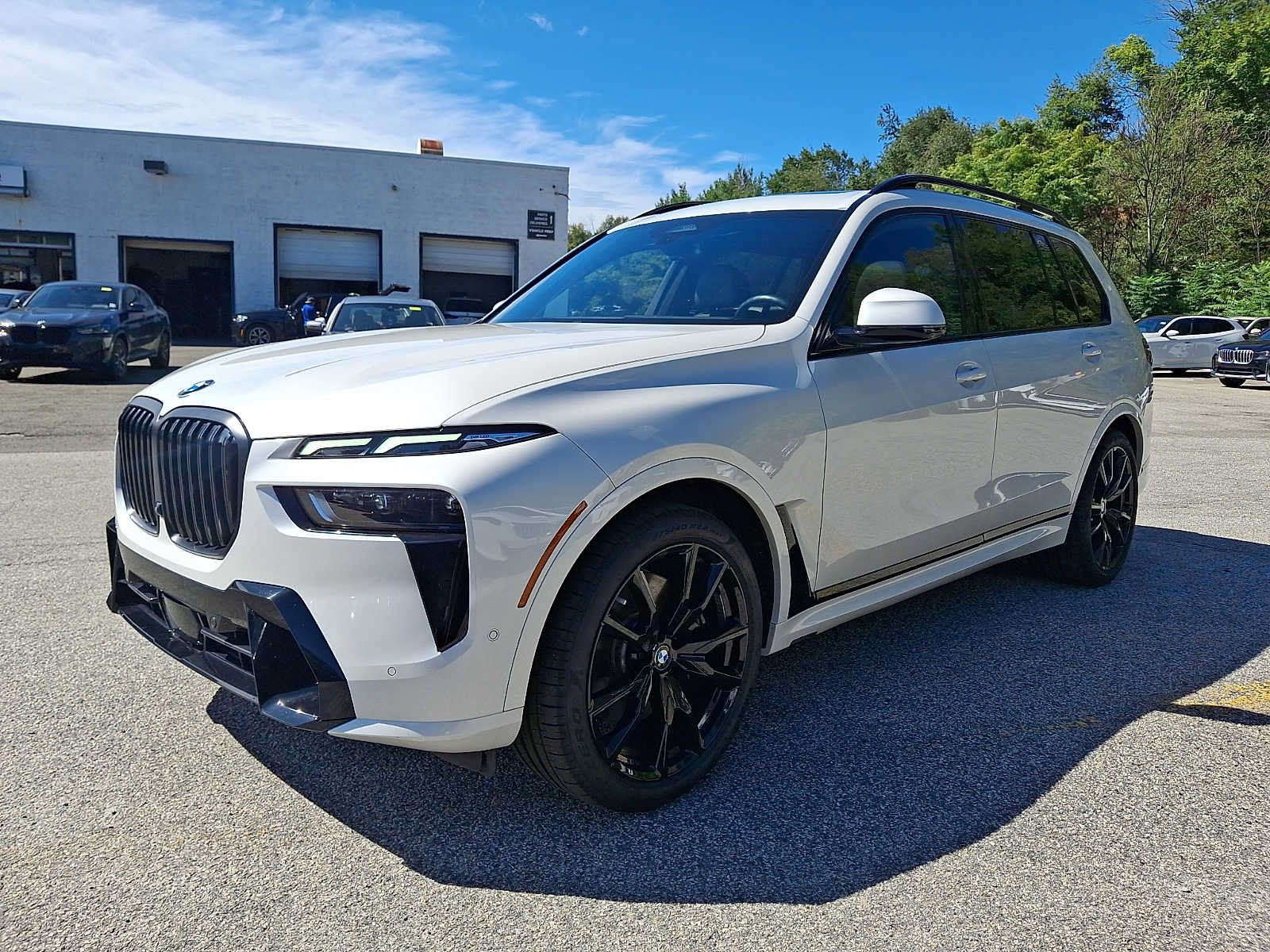 Used 2024 BMW X7 xDrive40i w/ M Sport Package AWD/4WD image 3
