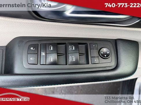 Used 2021 Chrysler Pacifica Touring-L image 14