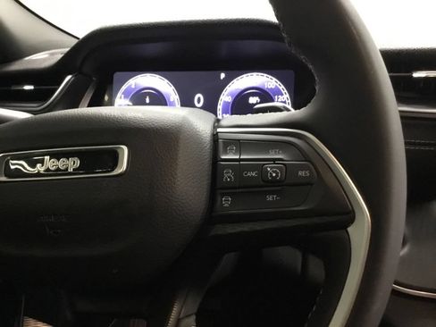 Used 2025 Jeep Grand Cherokee Laredo AWD/4WD image 35