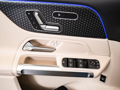 Used 2024 Mercedes-Benz EQB 300 4MATIC image 24
