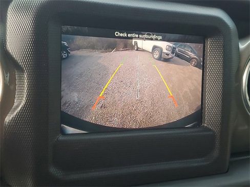 Used 2018 Jeep Wrangler Unlimited Sahara w/ Cold Weather Group image 19