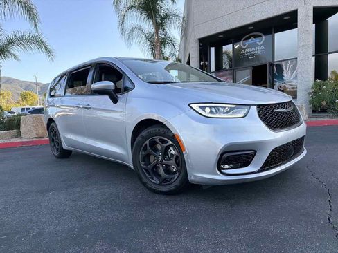 Used 2023 Chrysler Pacifica Touring-L w/ Uconnect Theater Family Group FWD image 7