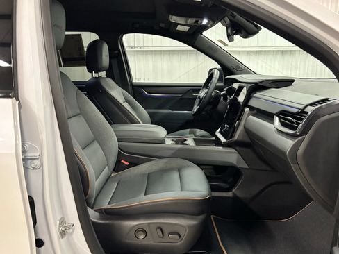 Used 2025 GMC Acadia AT4 w/ Luxury Package AWD/4WD image 22