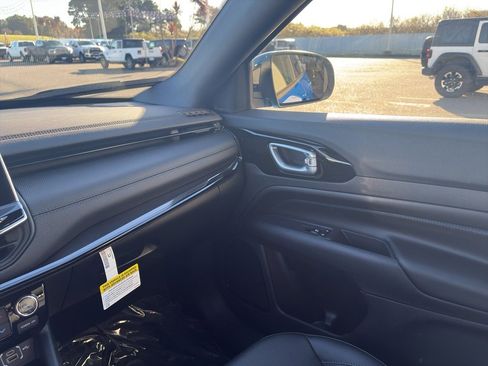 New 2026 Jeep Compass Latitude image 13