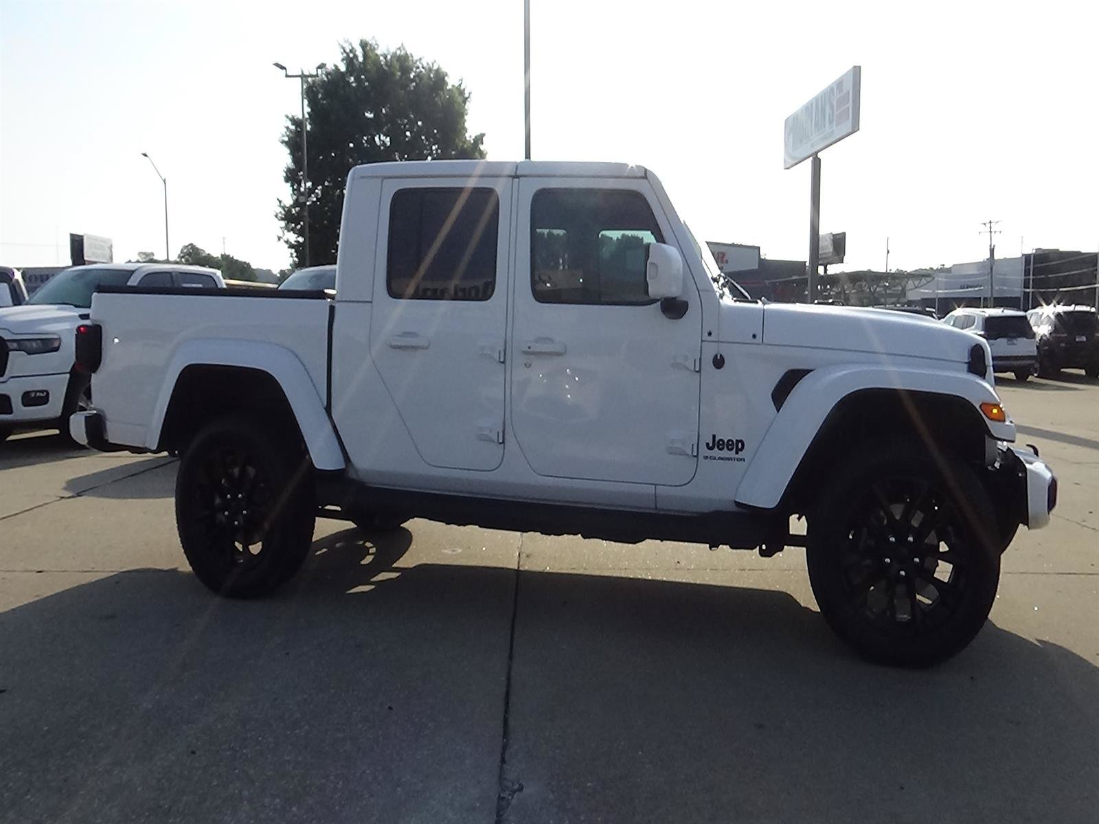 Used 2023 Jeep Gladiator Overland AWD/4WD image 5