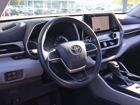 Used 2023 Toyota Highlander XLE AWD/4WD image 13