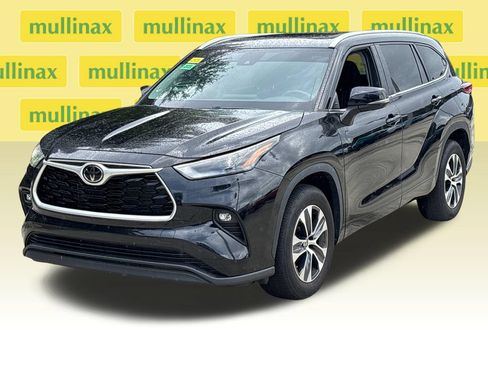 Used 2023 Toyota Highlander XLE FWD image 14