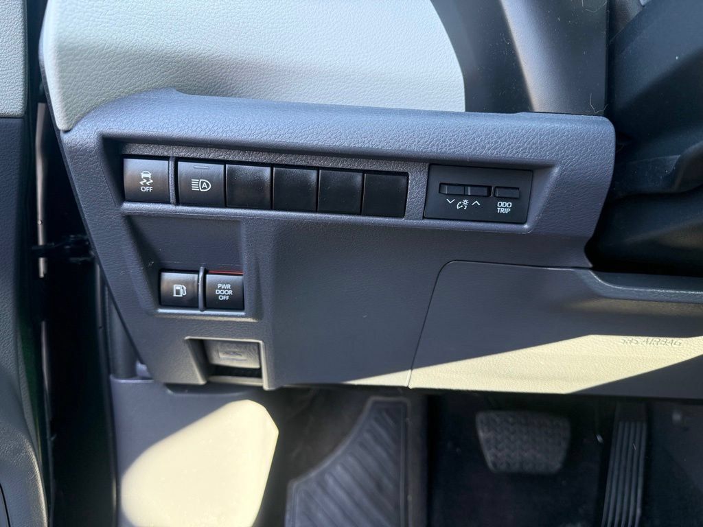 Used 2023 Toyota Sienna LE FWD image 22