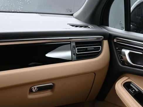 Certified 2025 Porsche Macan AWD/4WD image 22