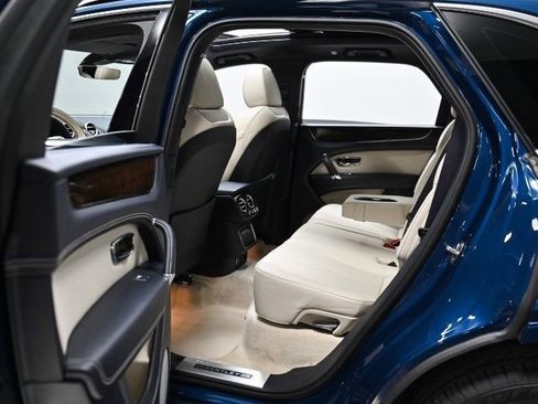 Used 2018 Bentley Bentayga image 22