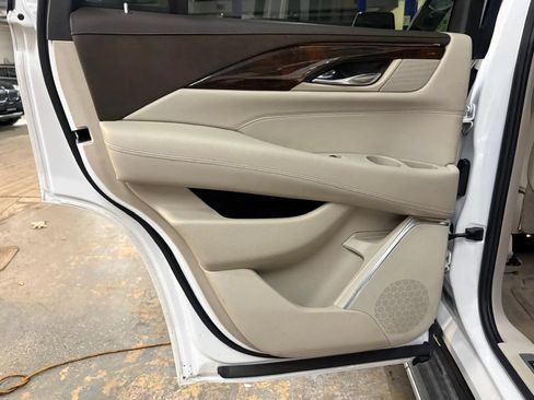Used 2016 Cadillac Escalade Luxury AWD/4WD image 33
