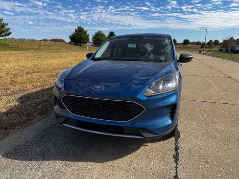 Used 2022 Ford Escape SE w/ Cold Weather Package image 2