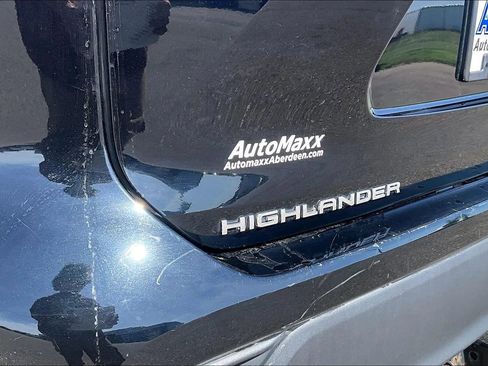 Used 2021 Toyota Highlander XLE AWD/4WD image 29
