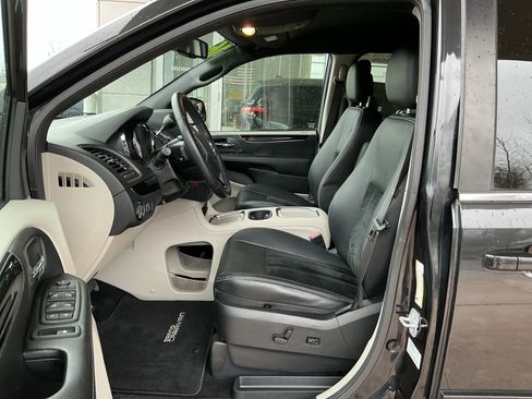 Used 2016 Dodge Grand Caravan SXT image 7