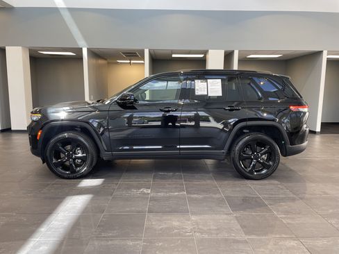 Used 2024 Jeep Grand Cherokee Altitude AWD/4WD image 12