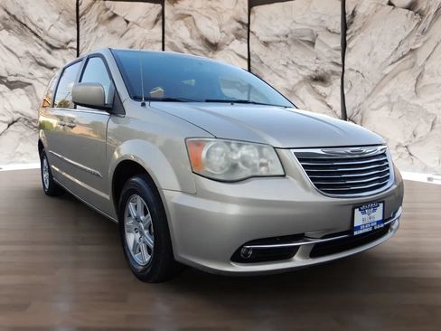 Used 2013 Chrysler Town & Country Touring FWD image 4