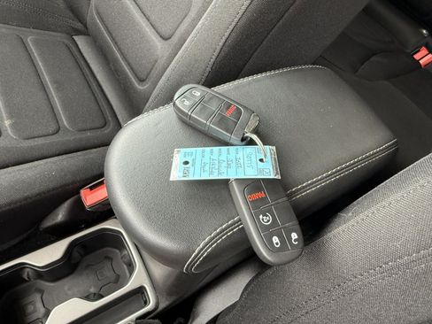 Used 2022 Jeep Renegade Latitude AWD/4WD image 30