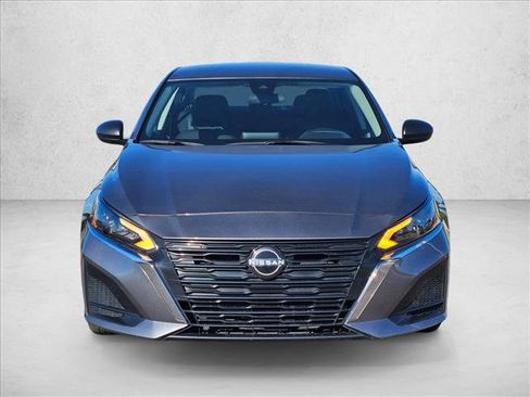 Used 2024 Nissan Altima 2.5 SV image 2