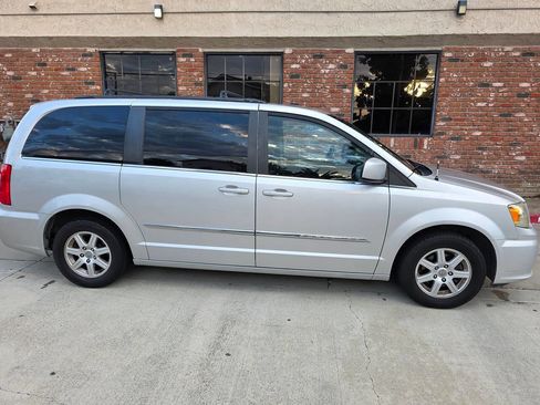 Used 2011 Chrysler Town & Country Touring image 18