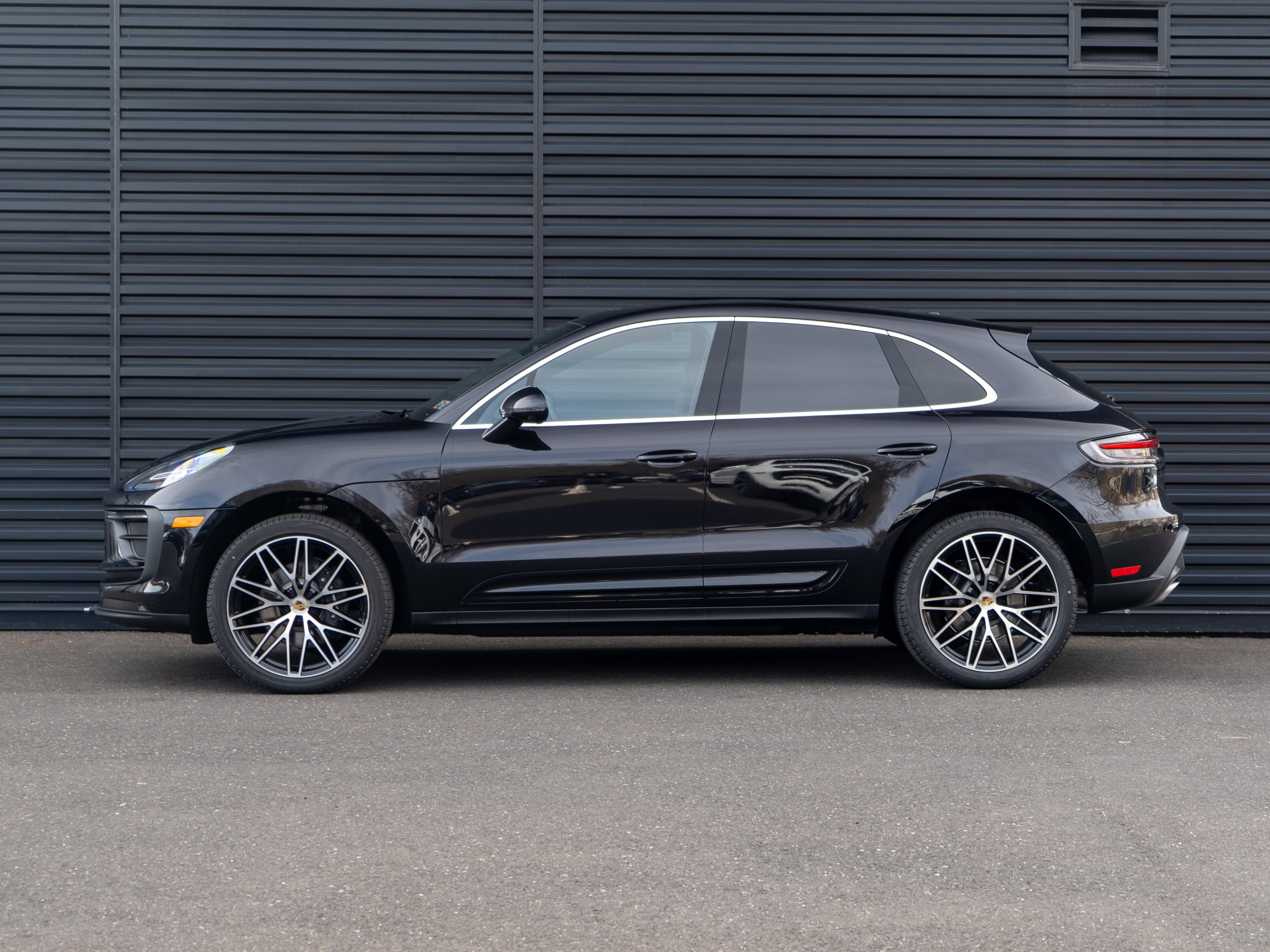 Certified 2026 Porsche Macan AWD/4WD image 2