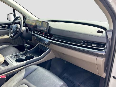 Used 2025 Kia Carnival image 30