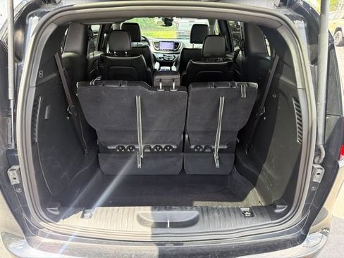 Used 2025 Chrysler Pacifica Limited FWD image 13