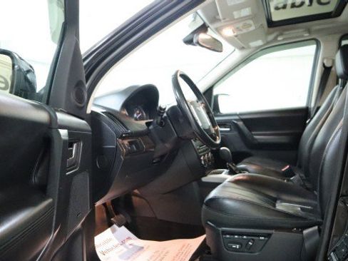 Used 2014 Land Rover LR2 HSE image 9