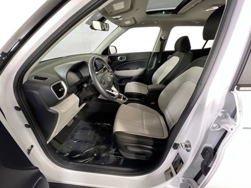 Used 2024 Hyundai Venue SEL image 19