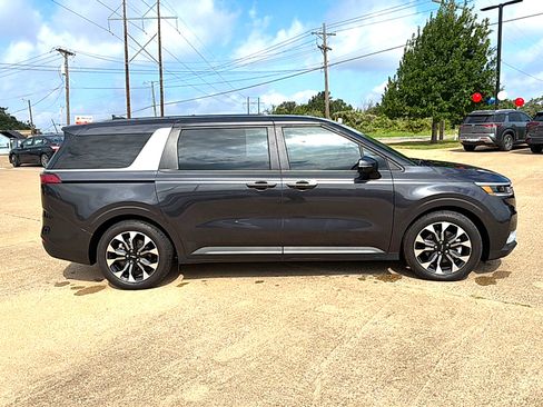 Used 2024 Kia Carnival EX FWD image 4